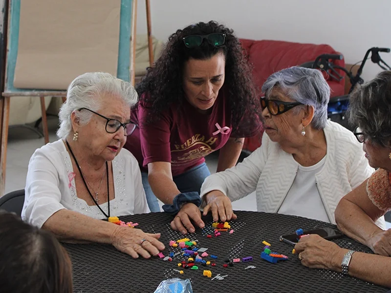 Actividad con adultos mayores en Humanitas Vive