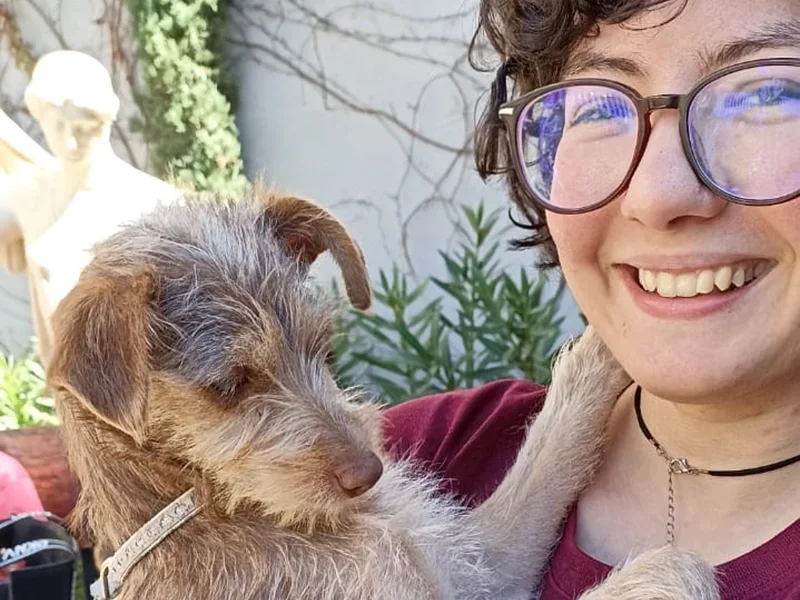 Alumna Humanitas en actividad de cuidado de animales