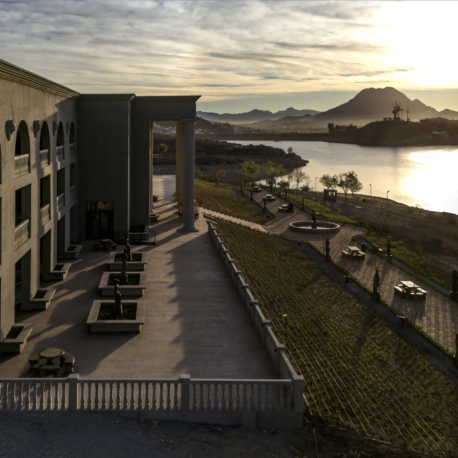 Jardines y fuentes de Campus Magno Chihuahua