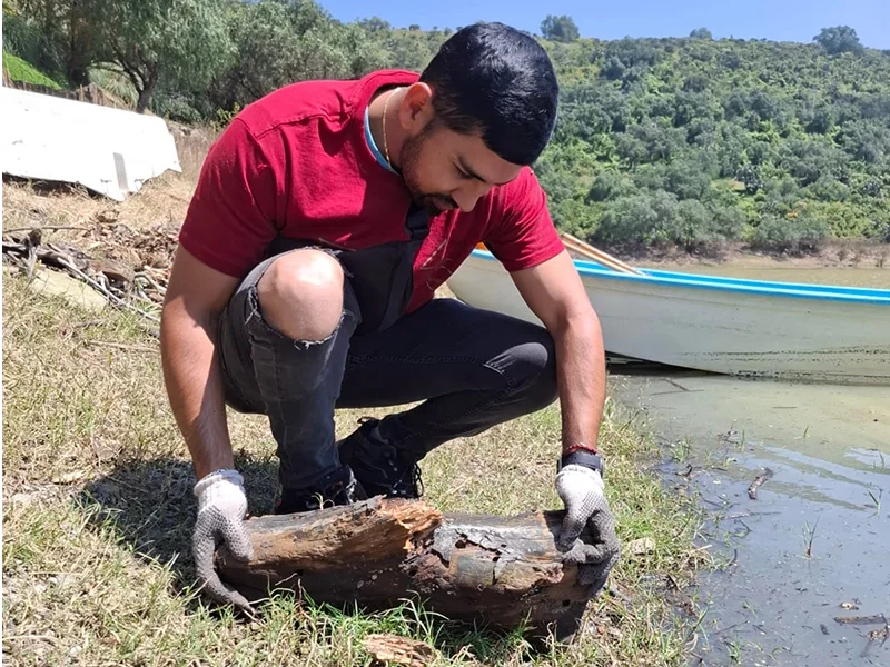 Joven quien es parte del programa de responsabilidad social Humanitas